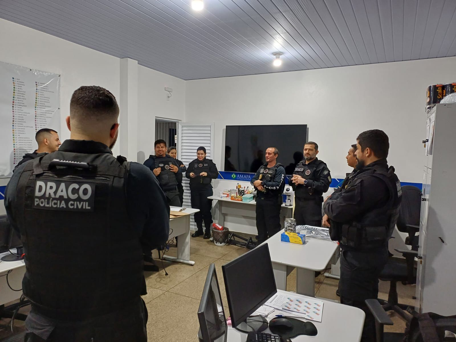 POLÍCIA CIVIL REALIZA OPERAÇÃO E CUMPRE TRÊS MANDADOS DE BUSCA E APREENSÃO CONTRA SUSPEITOS DE AMEAÇAS, INJÚRIAS E INCITAÇÃO AO CRIME CONTRA DIRETORIA DO IAPEN E POLICIAIS PENAIS